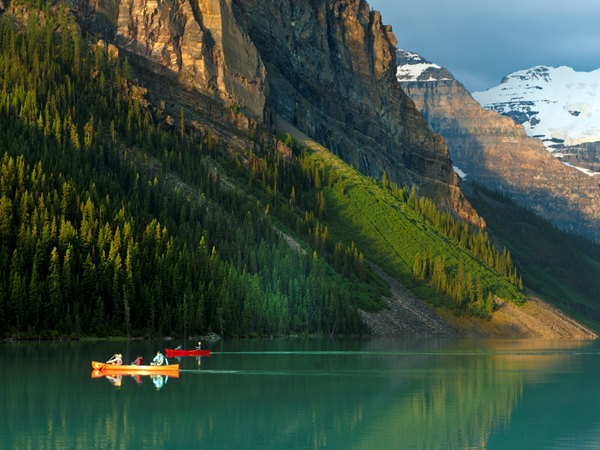 Kanada, Alberta, Rocky Mountains, Lake Louise, Gletschersee, gruenes Wasser, rote Boote, Morgenstimmung, Juli 2010 (Bildtechnik: sRGB, 34.48 MByte vorhanden)